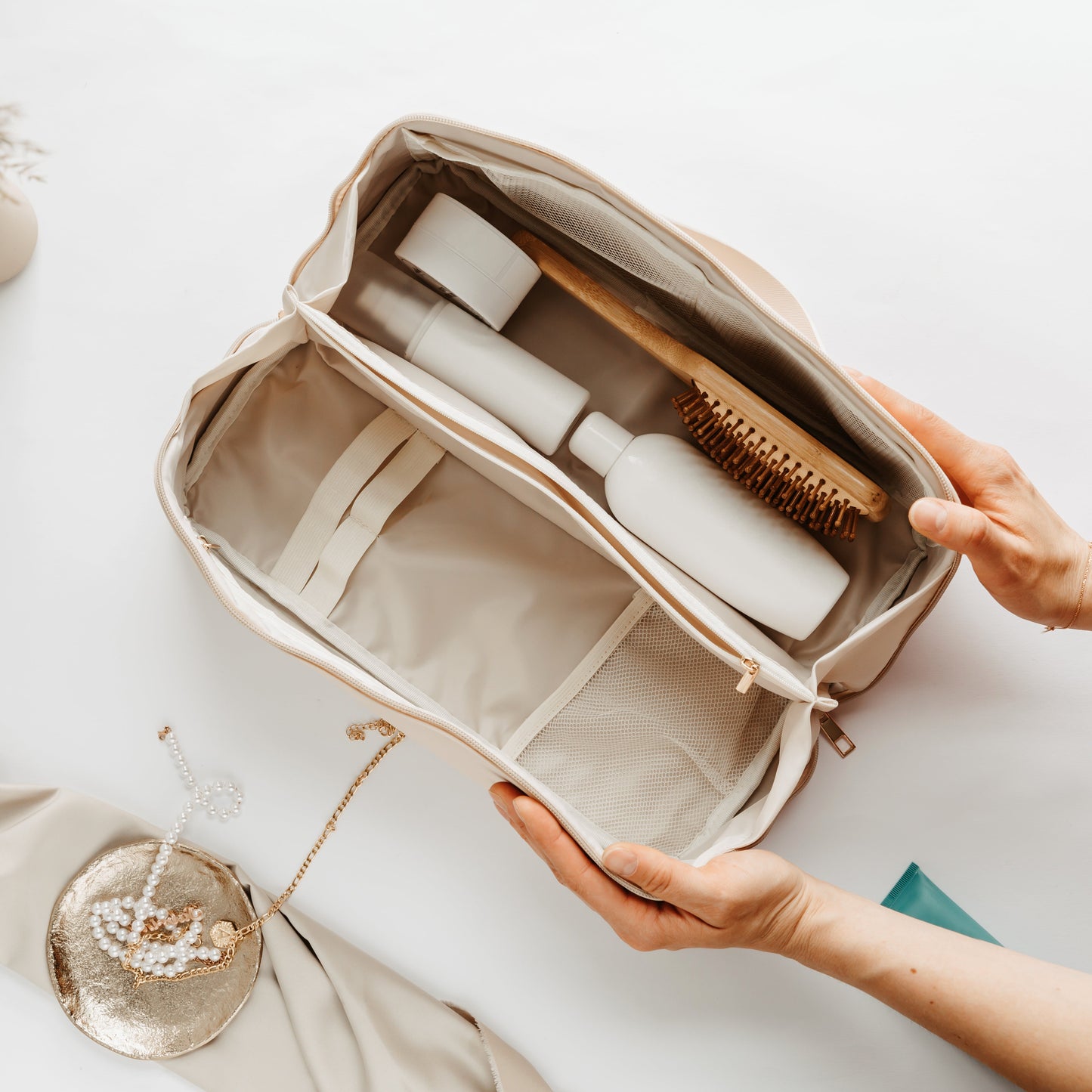 SALY LARGE | Expandable Makeup & Hair Travel Bag