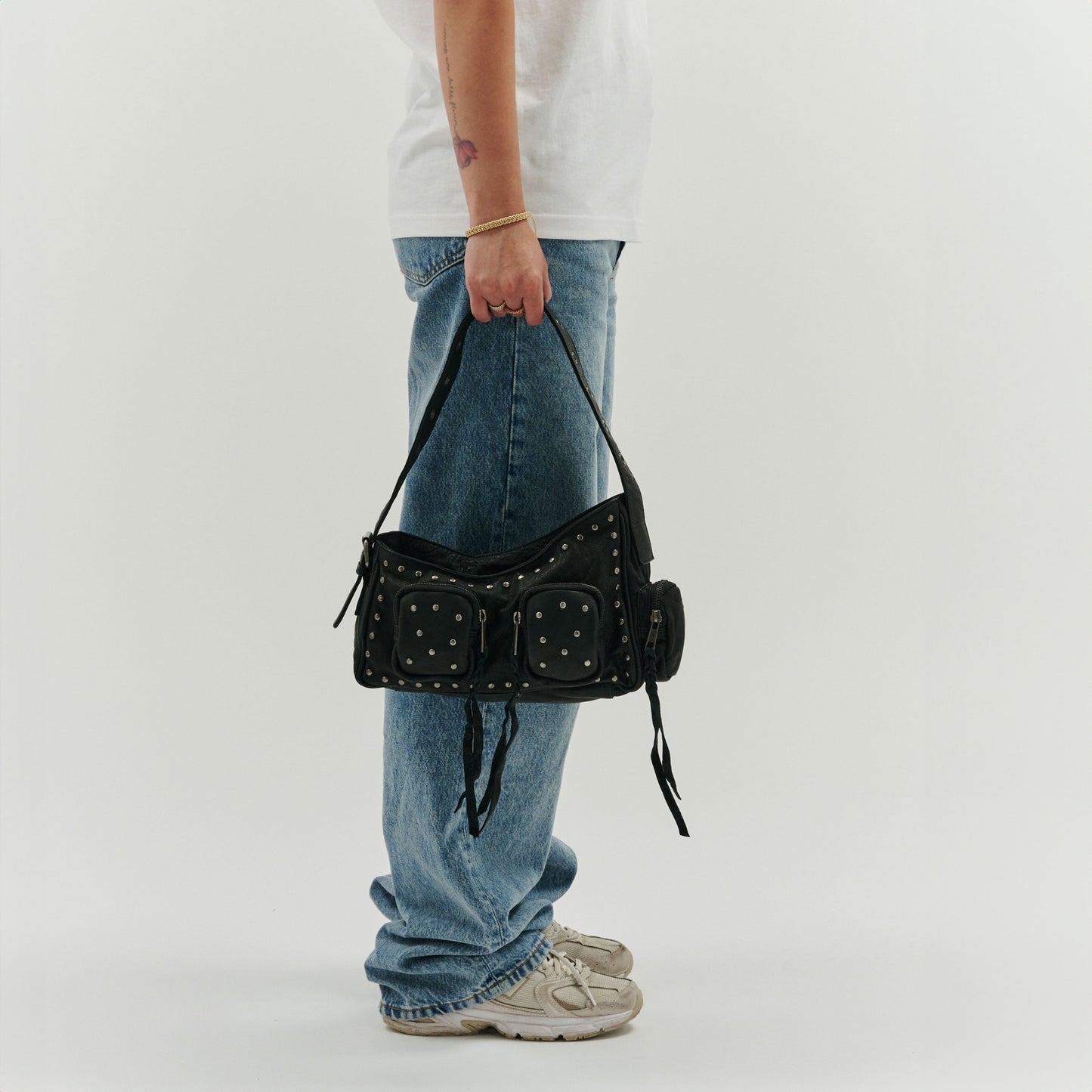 Jennifer Taschenniete Washed Black mit Antiksilber