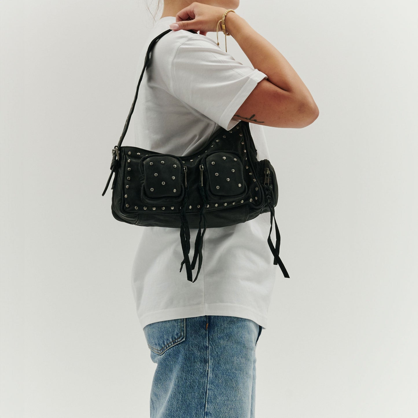 Jennifer Taschenniete Washed Black mit Antiksilber