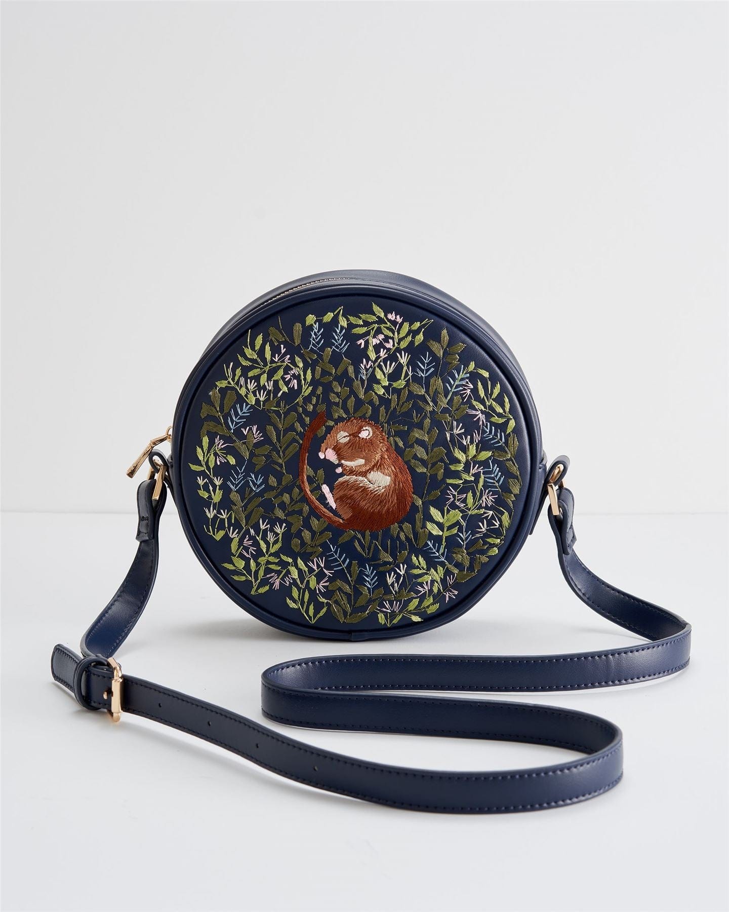 Chloe Giordani – Runde Satteltasche mit Dormouse-Stickerei – Marineblau
