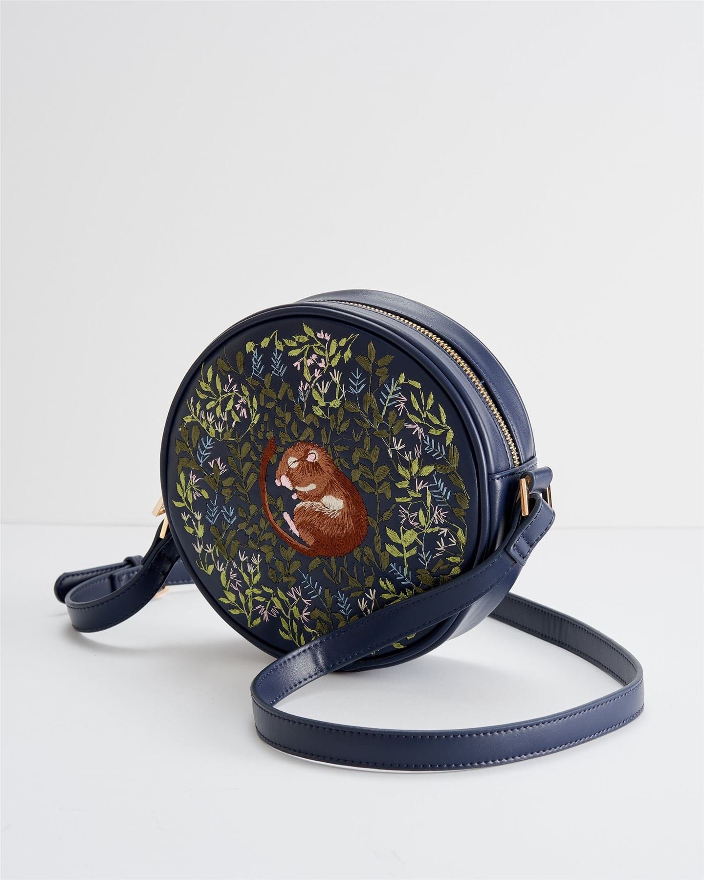 Chloe Giordani – Runde Satteltasche mit Dormouse-Stickerei – Marineblau