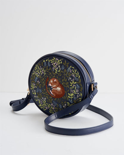 Chloe Giordani – Runde Satteltasche mit Dormouse-Stickerei – Marineblau
