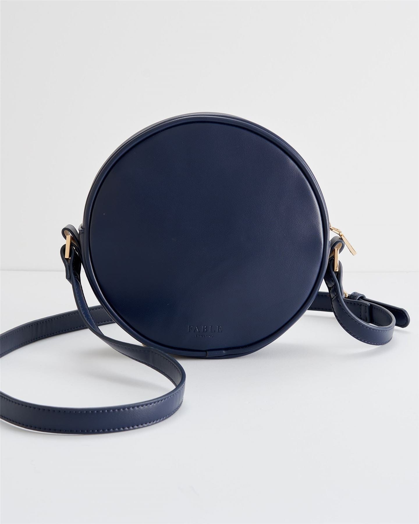 Chloe Giordani – Runde Satteltasche mit Dormouse-Stickerei – Marineblau