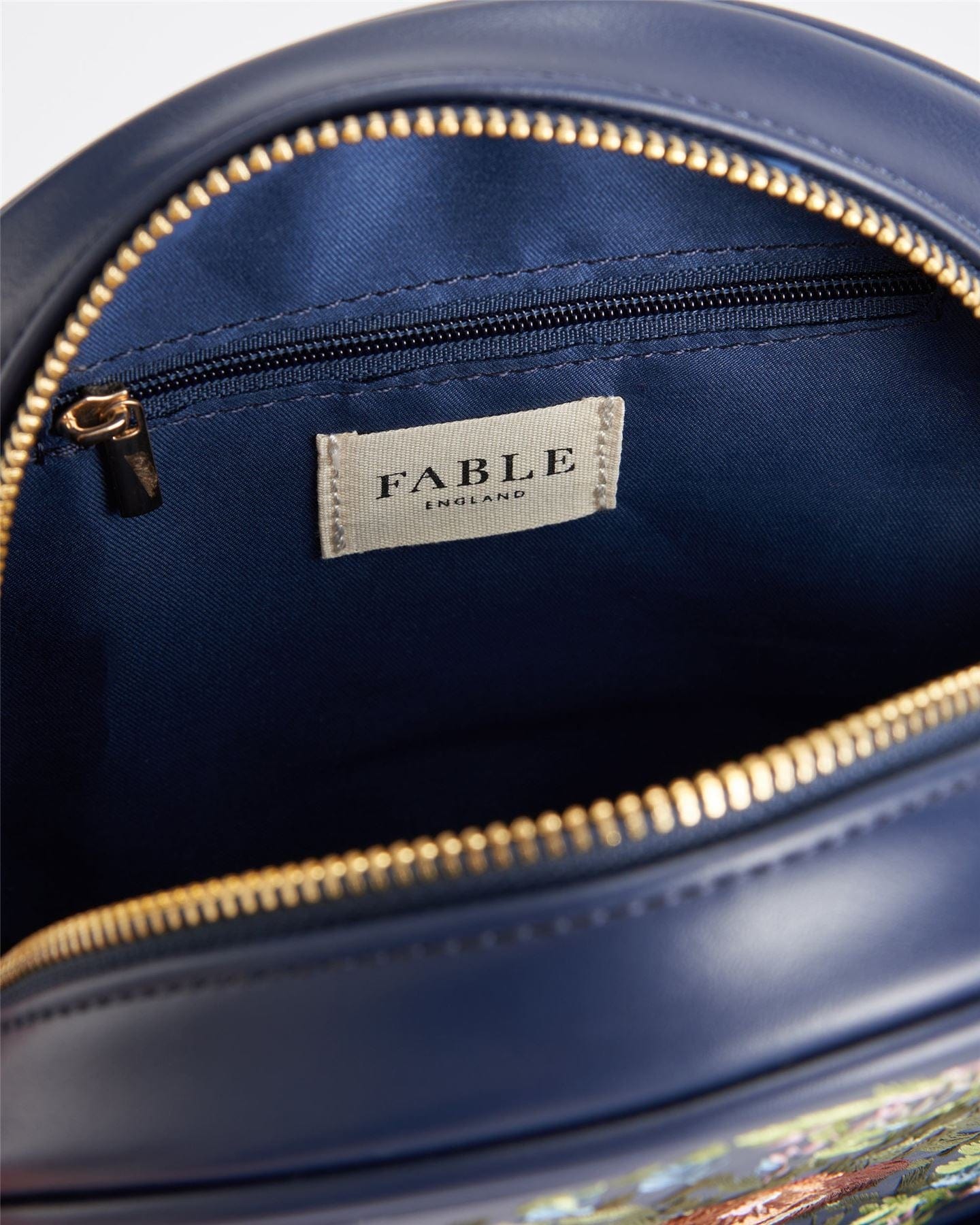 Chloe Giordani – Runde Satteltasche mit Dormouse-Stickerei – Marineblau