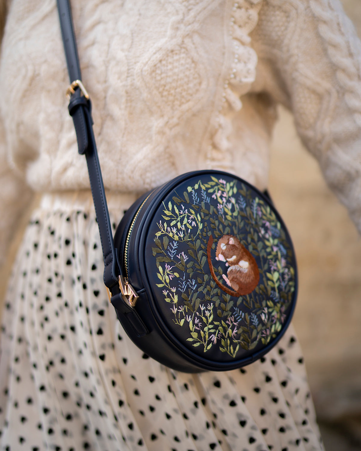 Chloe Giordani – Runde Satteltasche mit Dormouse-Stickerei – Marineblau